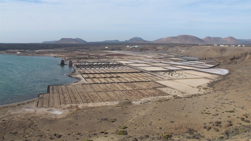 Vista de la laguna y las salinas de Janubio desde el Sur