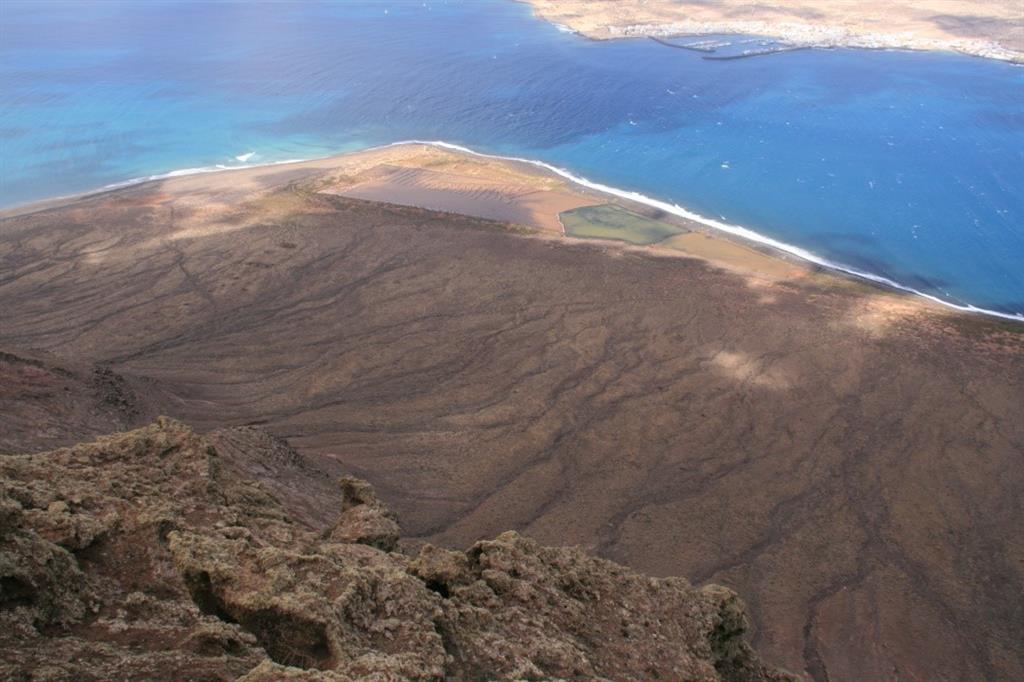 Vista de las Salinas del Río desde lo alto del Macizo de Famara