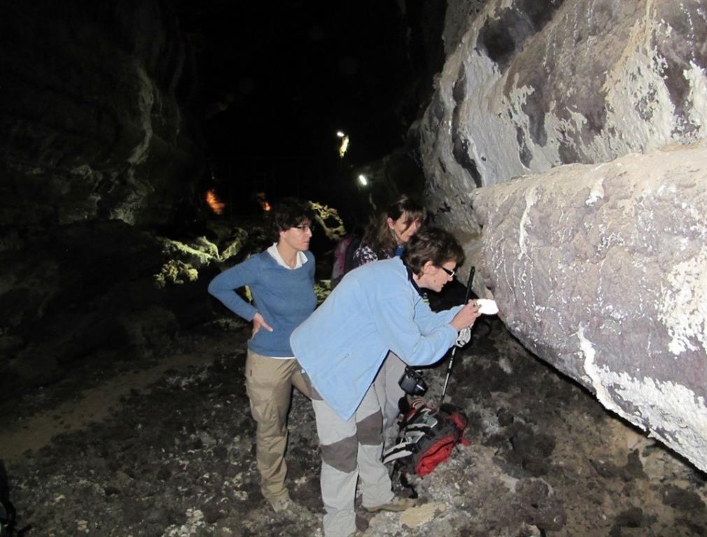 Interior de la cueva de Los Verdes en la sección donde está el laboratorio de investigación. Se observa el suelo original, las cornisas y las abundantes eflorescencias de minerales en las paredes del tubo
