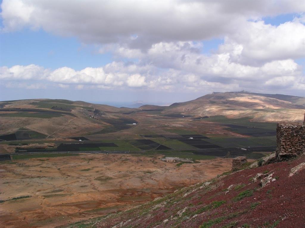 Vista del valle de la Vega de San José desde lo alto del castillo del volcán de Guanapay