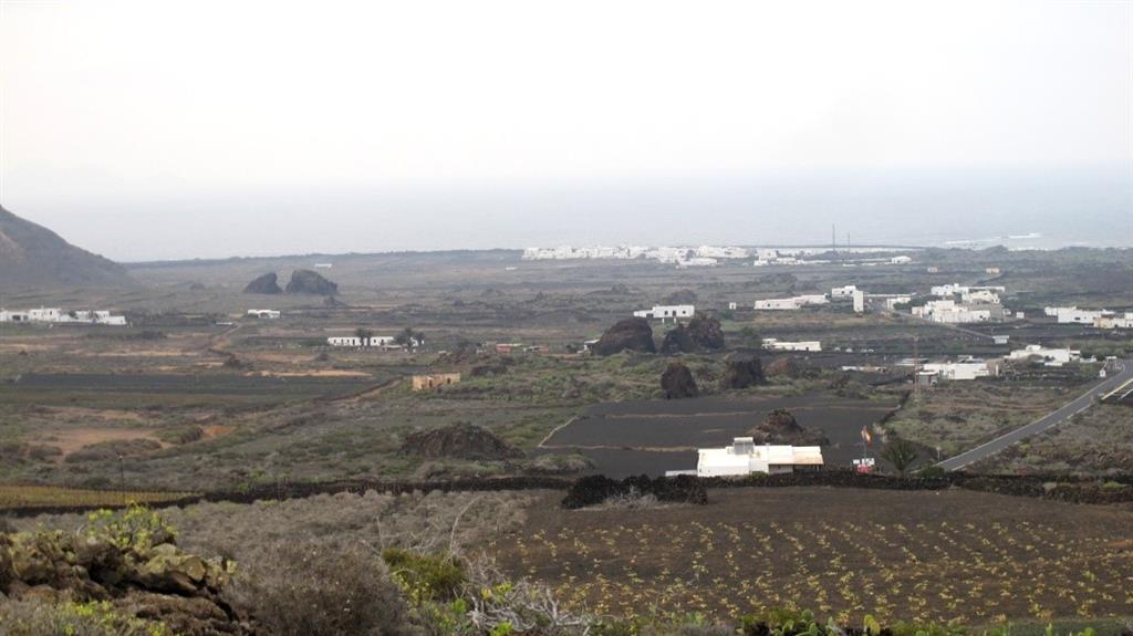 Vista de la colada del volcán de La Corona con los grandes bloques erráticos englobados en las lavas. Algunos alcanzan dimensiones superiores a las casas del entorno