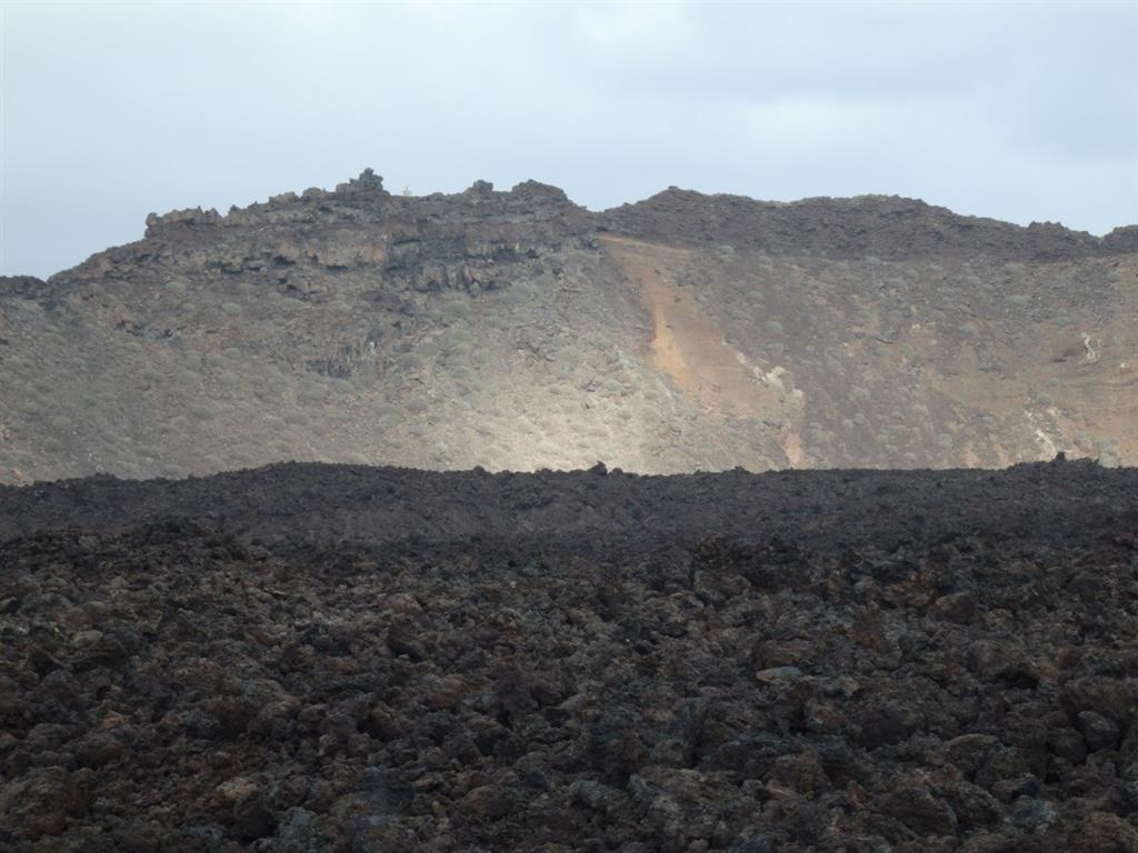 Montaña Halcones vista desde los campos de lavas aa de Timanfaya. Se aprecia en la parte superior del cono las lavas de la fase final estromboliana
