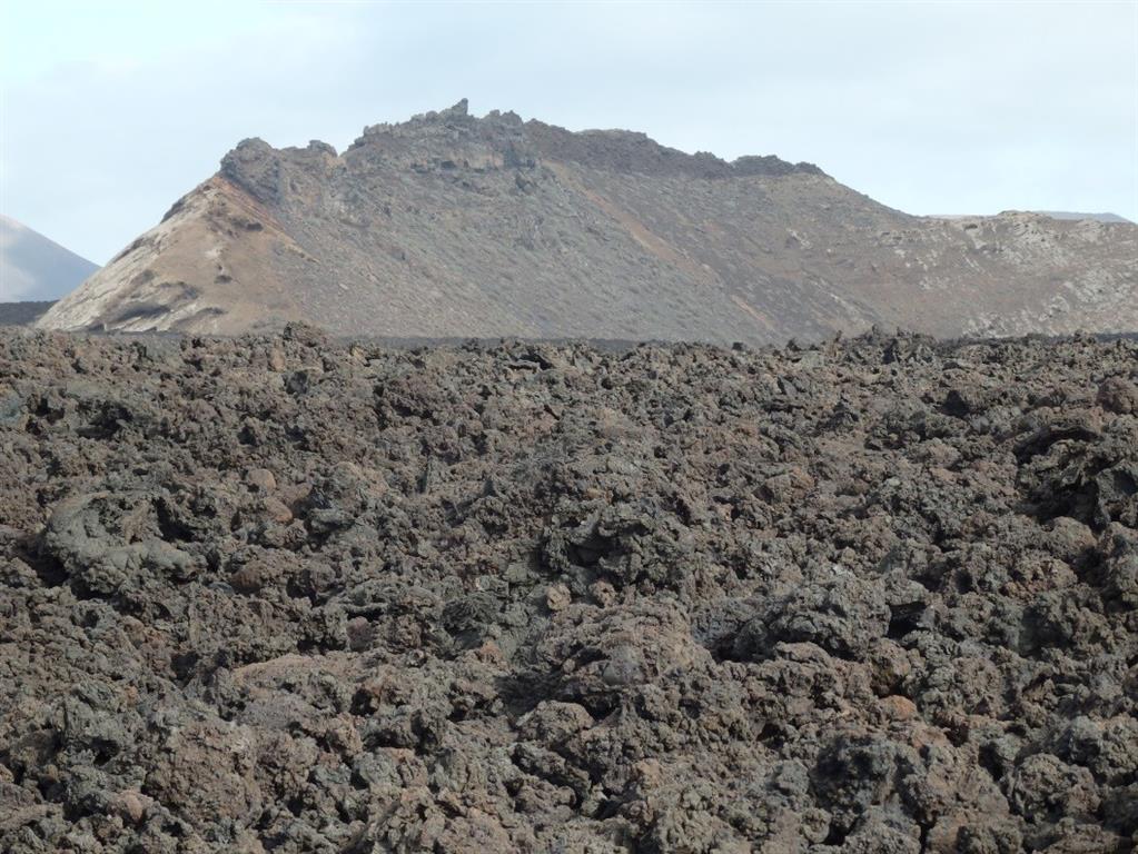Borde norte del arco de Montaña Halcones. En la actualidad queda como un kipuka o islote rodeado y parcialmente enterrado por las emisiones lávicas de la erupción Timanfaya.