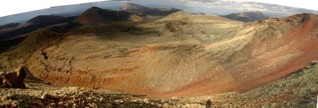 Panorámica del cráter de Montaña Colorada con su fondo ocupado por un lago de lava recorrido por fracturas concéntricas de disposición anular