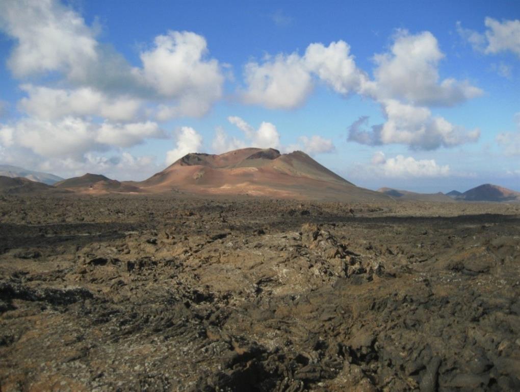 El edificio de Montaña Rajada es uno de los conos volcánicos aislados de mayor envergadura de la erupción de Timanfaya