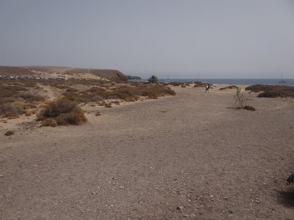 Playa encajada de Playa Mujeres. En primer término se observan los depósitos detríticos de la desembocadura del barranco. Al fondo a la derecha se encuentra la playa y a la izquierda una duna rampante