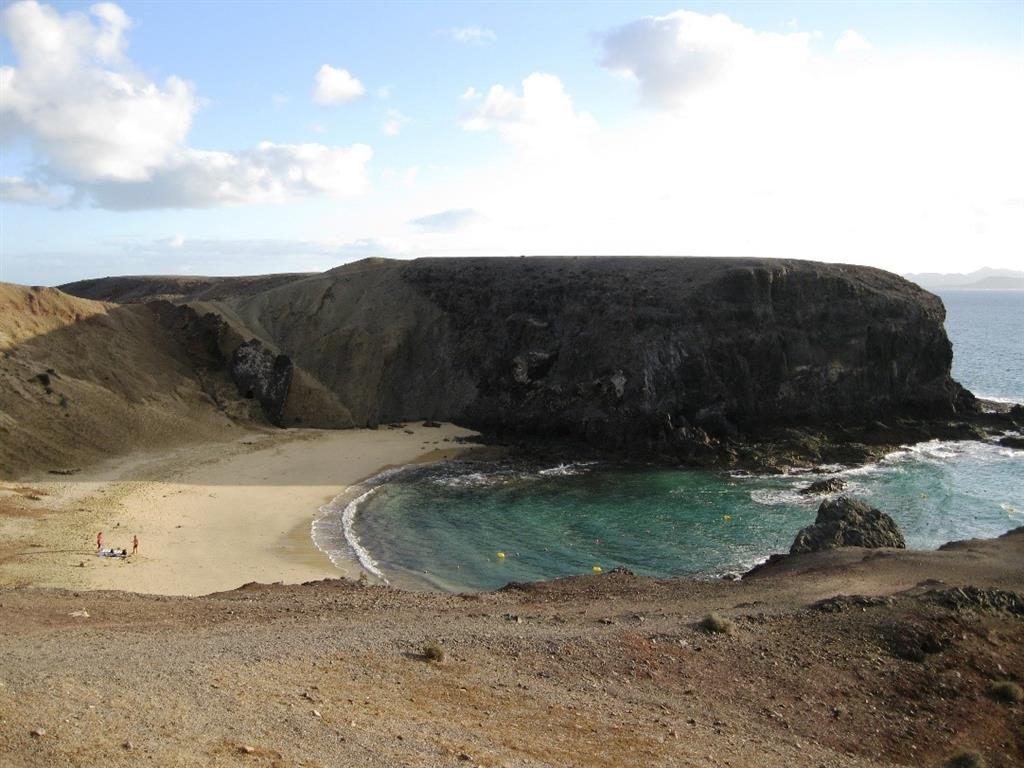 Cala de Papagayo. Observar la duna rampante cubriendo las rocas del macizo antiguo de Ajaches (izquierda de la foto).