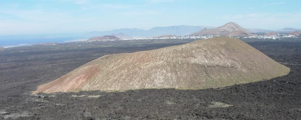 El islote de La Caldereta, que es un cono volcánico del Pleistoceno, fue rodeado completamente por las lavas de la erupción histórica de Timanfaya (1730-1736).