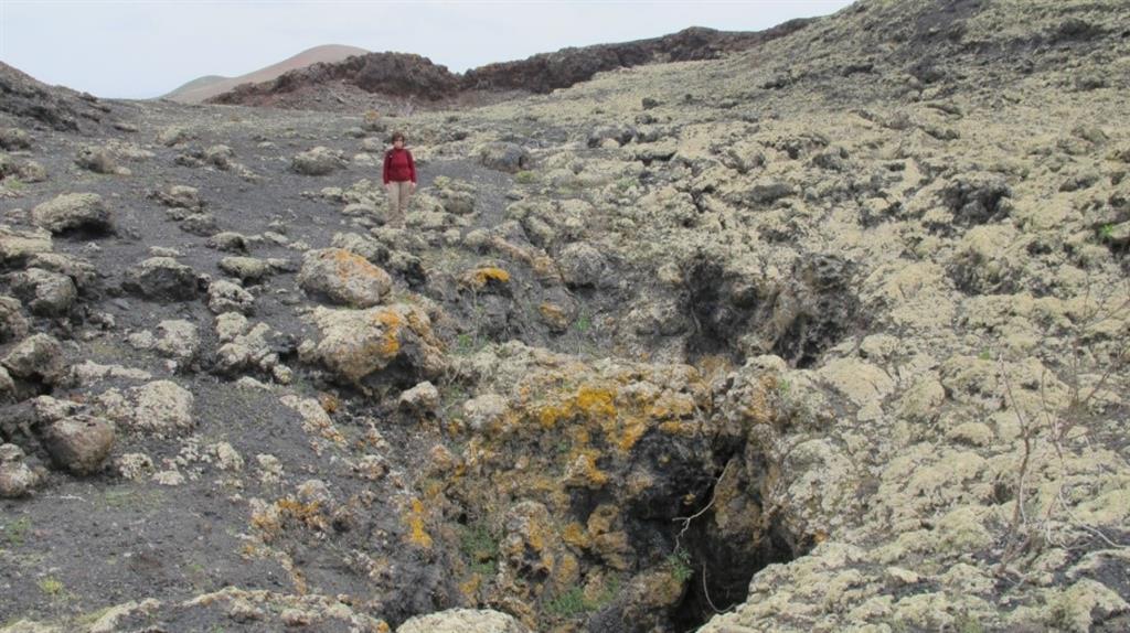 Imagen de algunas de las simas del volcán de Tinguatón en la que se puede apreciar sus dimensiones.