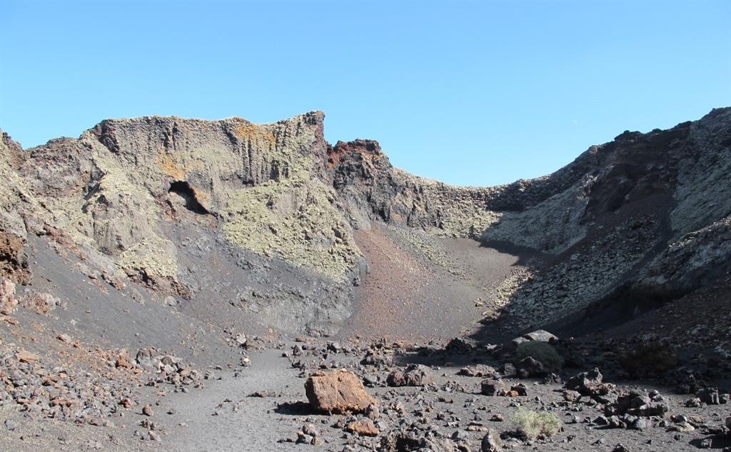 Interior del cráter del volcán de Los Cuervos.