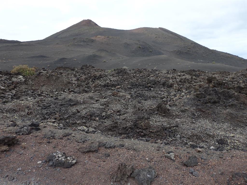 Cono de Mazo, con el perfil del cráter fracturado. En primer plano se observa el depósito con los bloques originados por el deslizamiento sincrónicos con la erupción, que genera una avalancha de escombros (DAD, Debris Avalanche Deposits) con morfología tipo ‘hummocky’