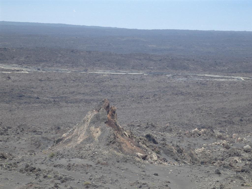 Mega-bloque arrancado del substrato previo por la erupción de Mazo en 1731, que fue incorporado en los depósitos de avalancha durante su erupción. Este gran bloque se originó por la fractura que desencadenó el colapso del flanco del volcán de Mazo