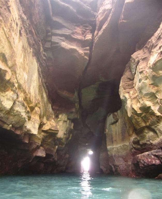 Vista de la cueva que comunica el mar con el jameo. Observar la grieta en el techo