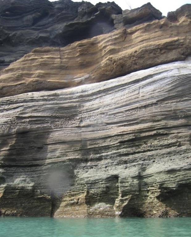Estructuras en los depósitos hidromagmáticos que se observan en la zona abierta de la cueva