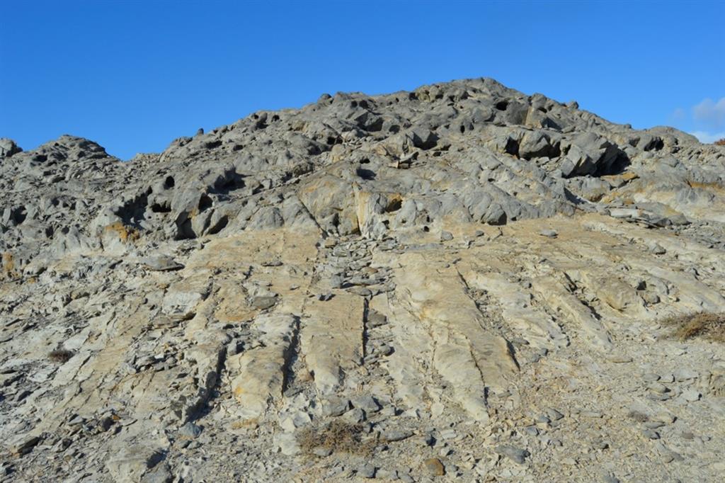 Parte apical de Montaña Azufrá, donde se observa el sistema de diaclasas