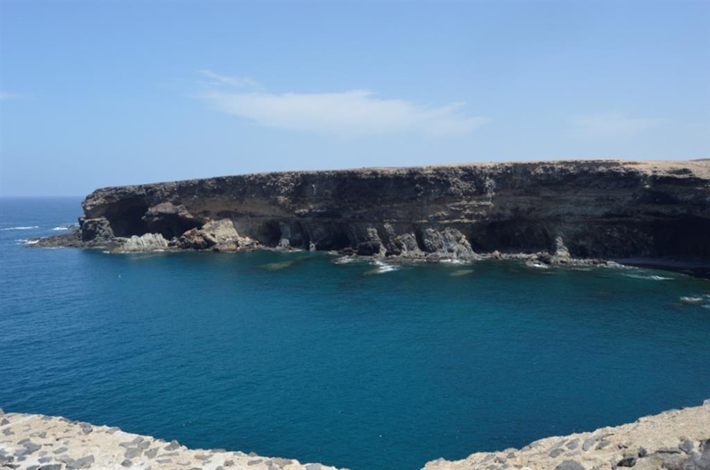 Coladas basálticas de Morro Valdés sobre la antigua plataforma costera pliocena. Obsérvese como la base de la colada se encuentra formando niveles de lavas almohadilladas