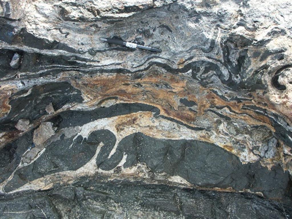 Imagen de detalle de las carbonatitas y rocas asociadas intensamente deformadas en la zona de cizalla de la Punta del Peñón Blanco.