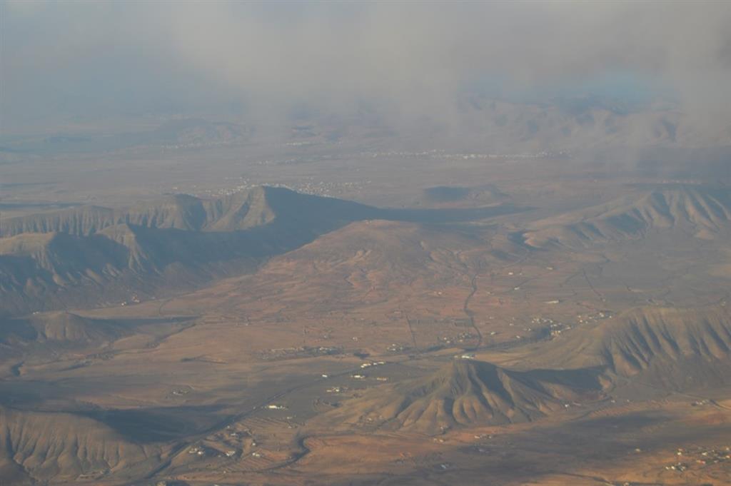Vista aérea, desde el noreste del volcán del Cercado Viejo, entre los cuchillos de Rosa de Taro, a la izquierda, y Morro de las Tinajas, a la derecha de la imagen