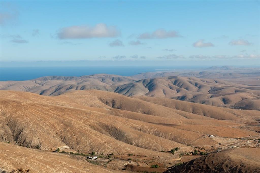 Vista desde Morro Velosa, hacia el Noreste. El Oeste está a la izquierda de la fotografía. Detalle del relieve correspondiente al Complejo Basal. 