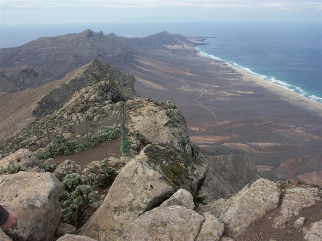 Vista de la parte occidental del Arco de Cofete desde el Pico de la Zarza