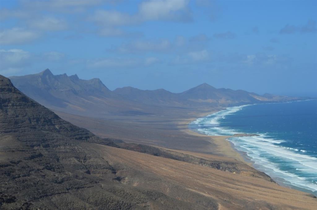 Vista de la parte central y occidental del Arco de Cofete desde el extremo oriental del Arco