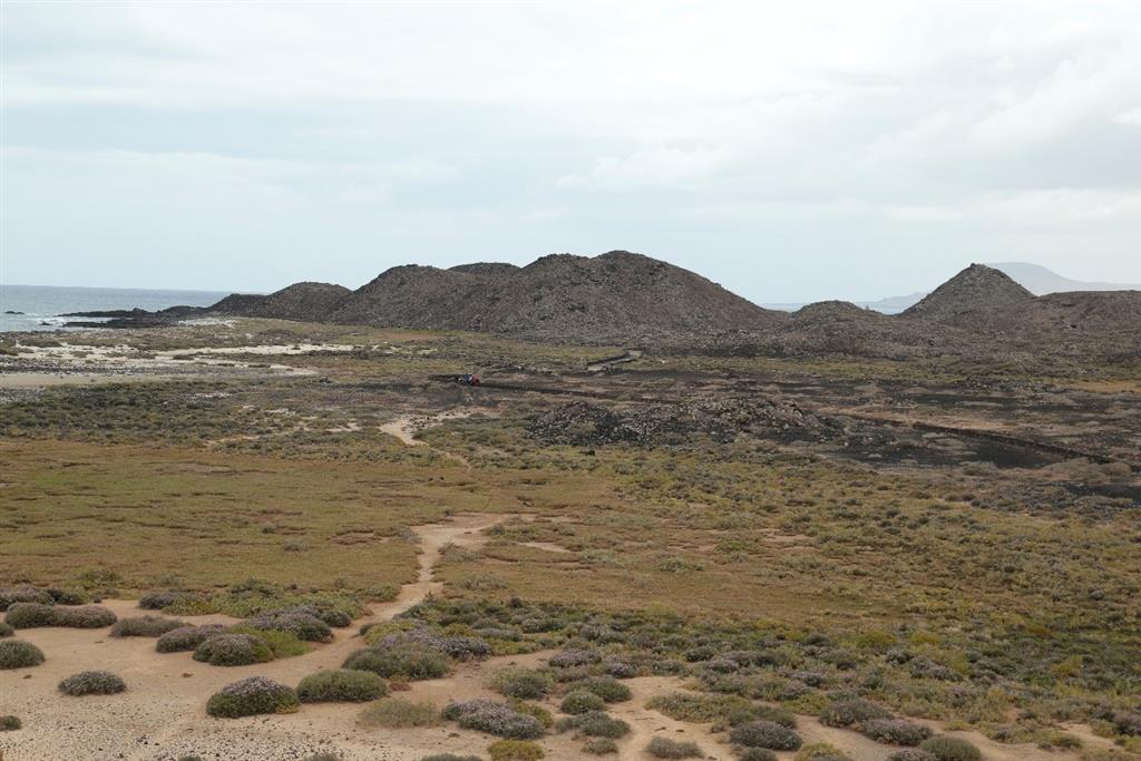 Pseudocráteres en zona litoral. Se observa el sendero que atravisa el campo de lavas.