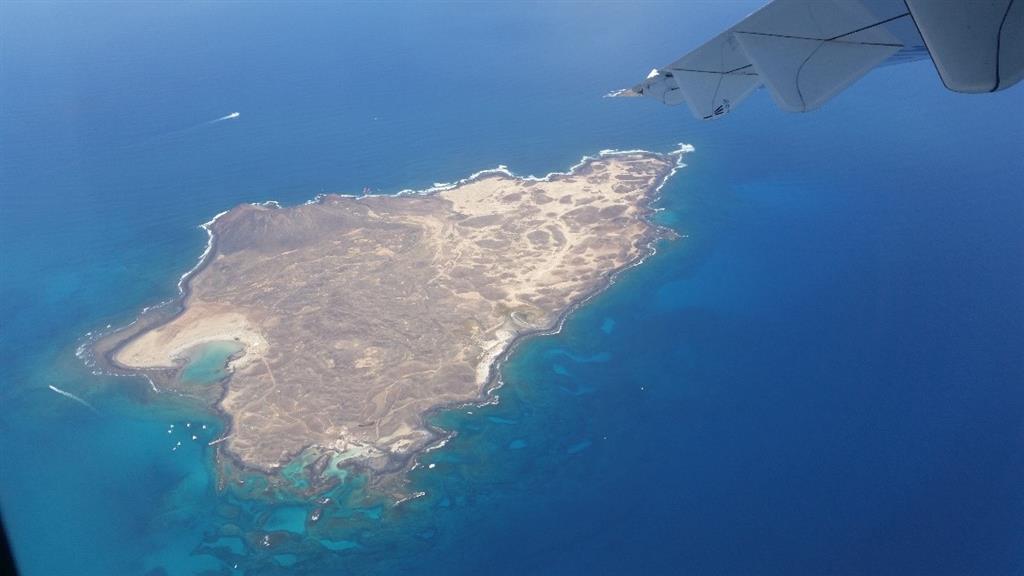 Vista aérea del Islote de Lobos donde se observa la playa semicerrada de La Concha