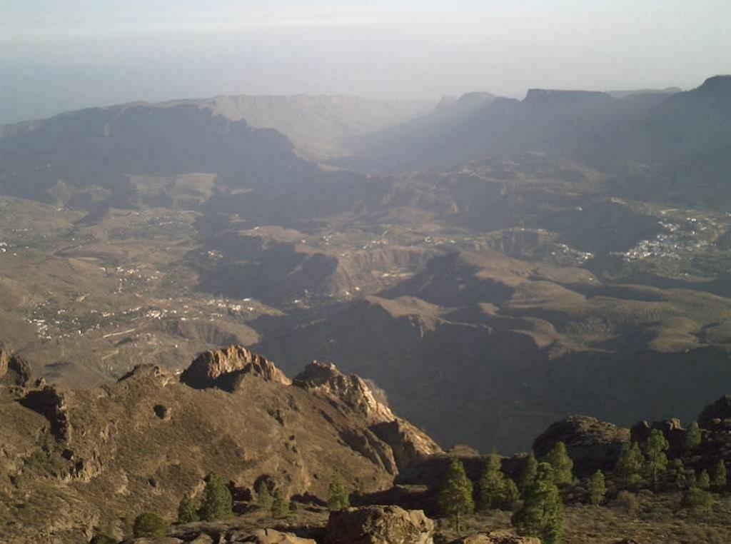 Vista de la parte culminante de la intrusión desde el Pico de la Gorra. Al fondo se aprecian los barrancos de Fataga y Tirajana