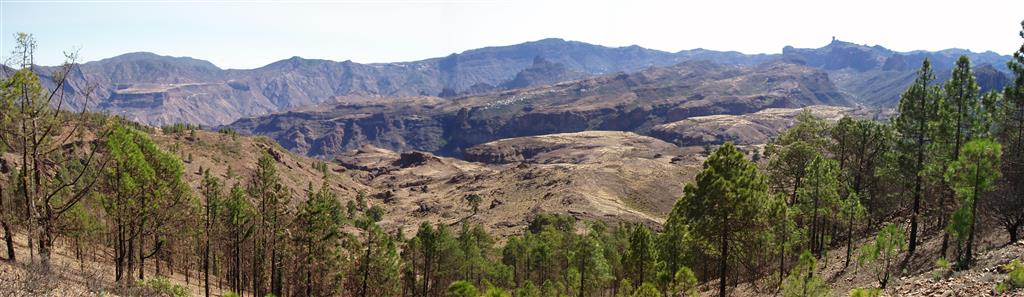 Panorámica de la Caldera de Tejeda con las mesas y relieves residuales de la Formación Roque Nublo vistos desde Pajonales. Al fondo el Roque Nublo