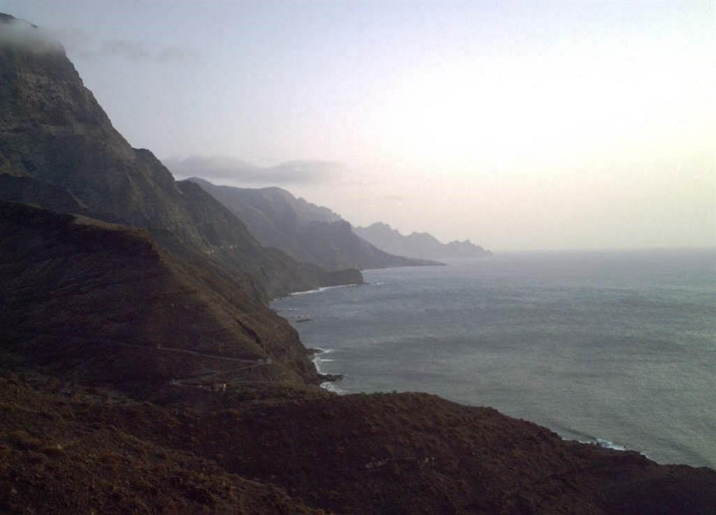 Vista general del acantilado del Andén Verde hacia el SW, donde se ve la Punta de la Aldea o Cola de Dragón.