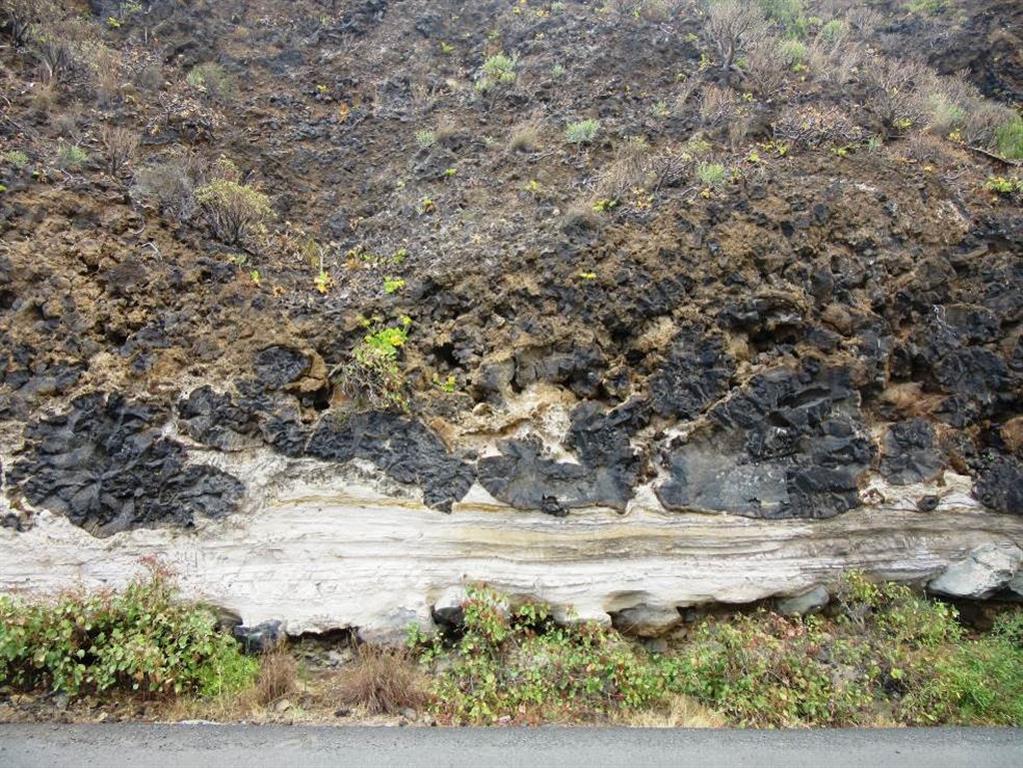 Contacto de las lavas almohadilladas con las arenas del Miembro medio de la FDLP en el Barranco de Tamaraceite