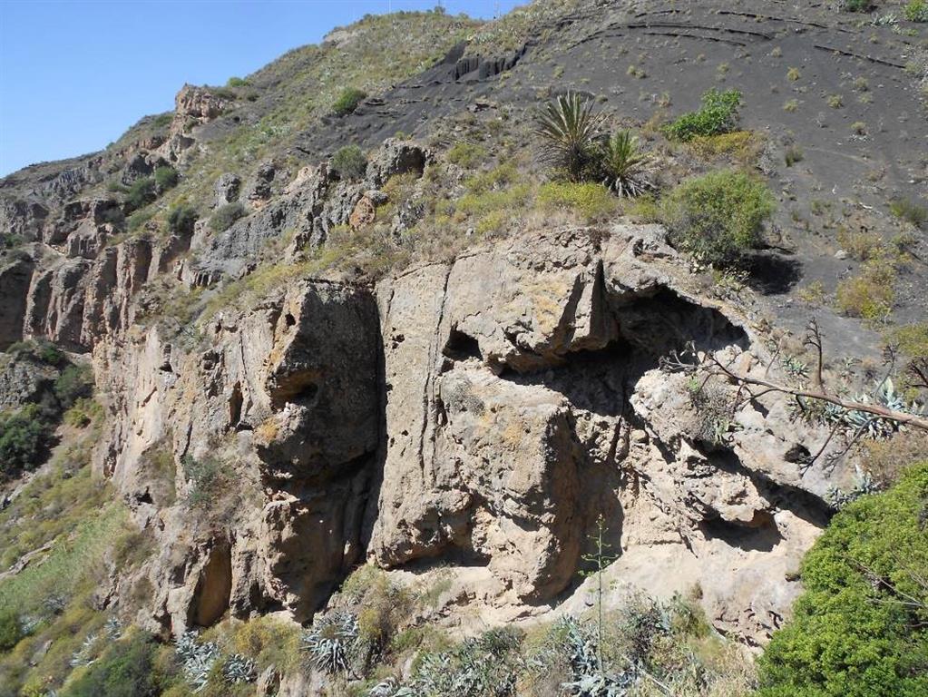 Detalle de las rocas previas a la erupción de Bandama cubiertas por depósitos de piroclastos de caída de la erupción