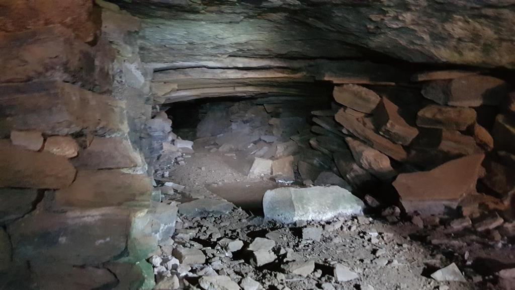 Interior de una mina de obsidianas en la cumbre de la montaña de Horgazales