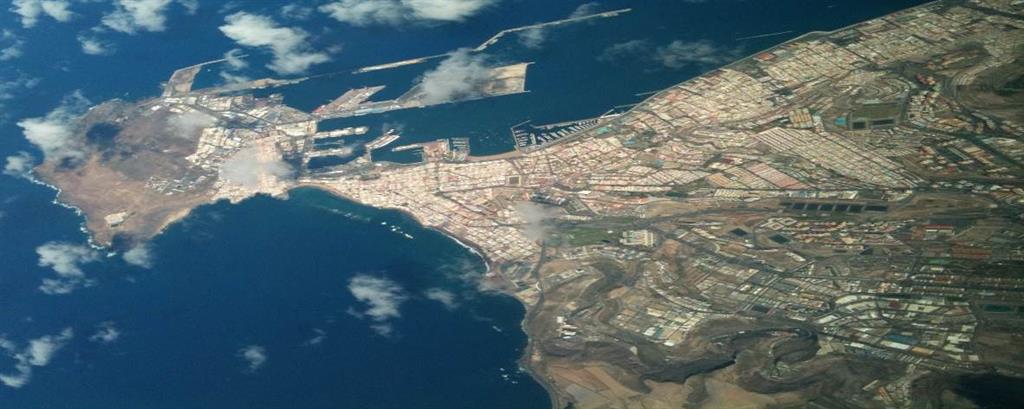 Vista de Las Palmas de Gran Canaria desde el Sur. El Barranco de Guanarteme-Tamaraceite define el límite Oeste de la ciudad.