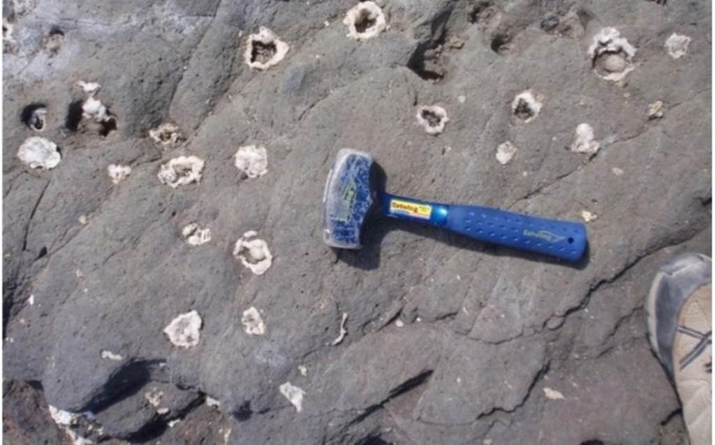 Colada de basaltos con vacuolas rellenas de zeolitas en Agaete