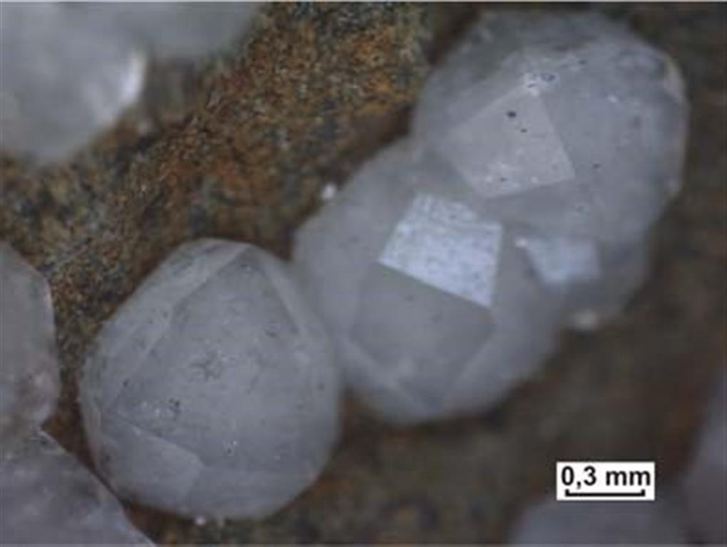 Cristales de analcima trapezoidal en vacuolas de Montaña Blanca, Agaete