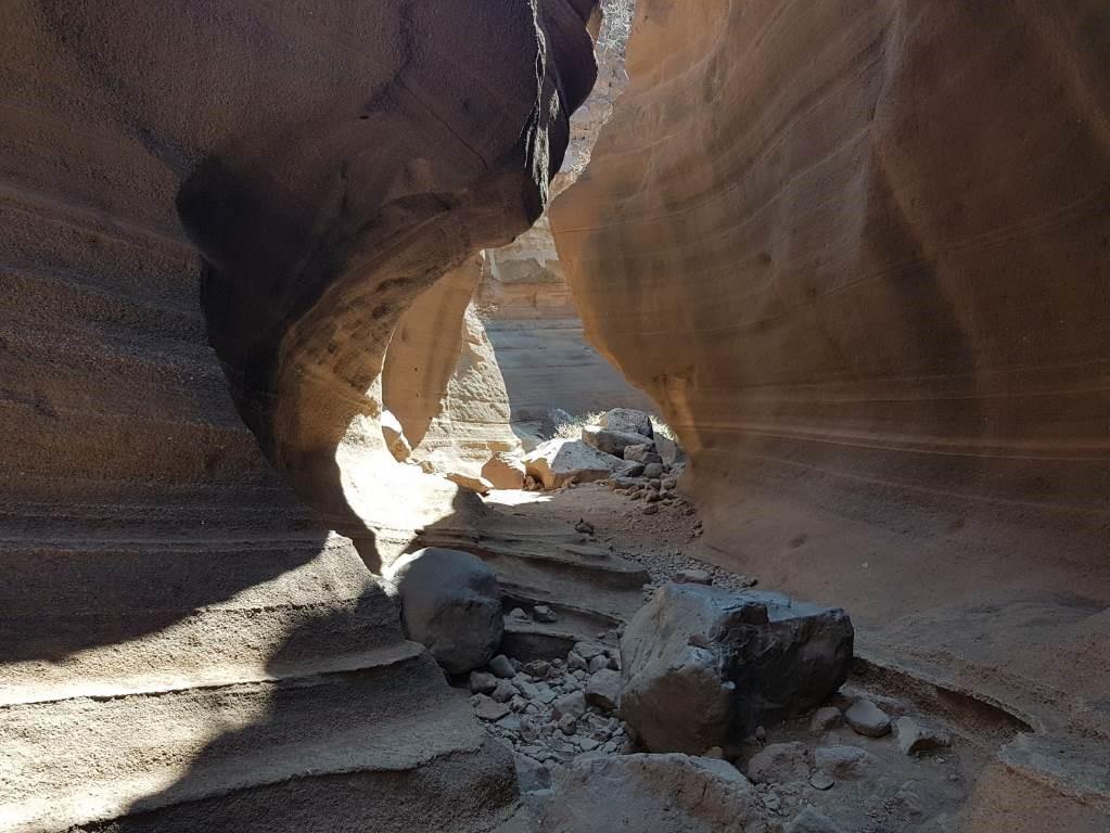 Vista del interior del Barranco de las Vacas, donde se aprecian las distintas capas que forman la tobas