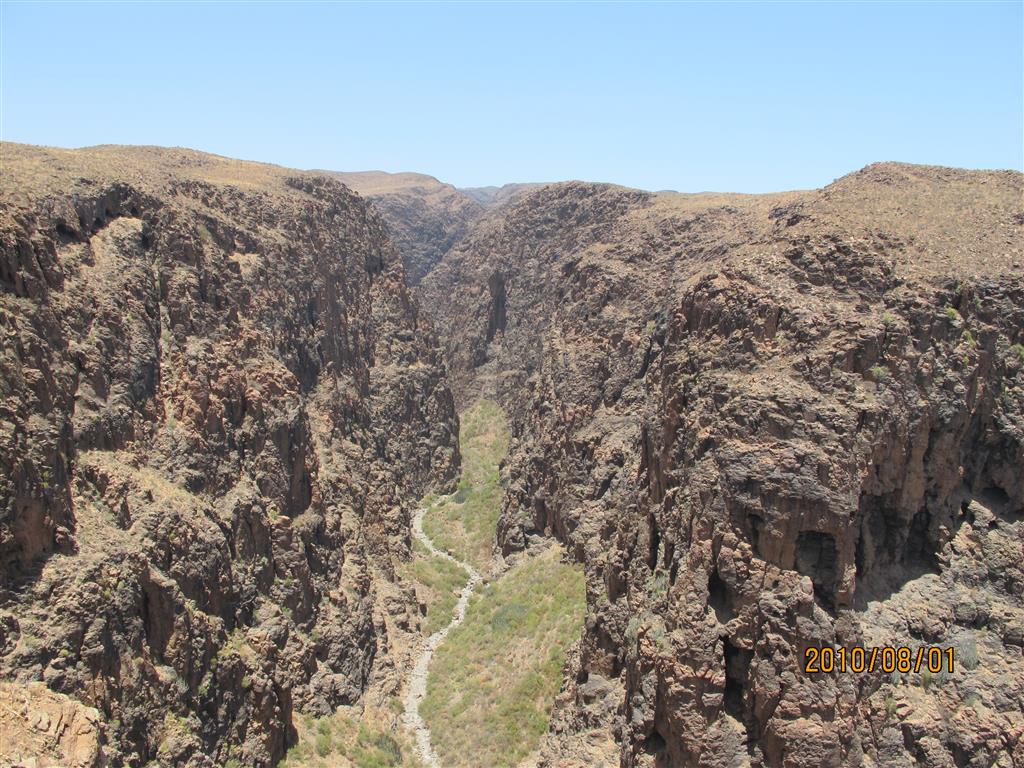 Vista del barranco Hondo hacia aguas arriba en el tramo medio, donde el cauce se ha encajado más de 200m en las coladas fonolíticas de los Llanos de Amurga y, sin emabargo, apenas ha ensanchado entre 150 y 250m la sección del cañón