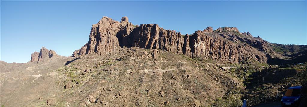 Macizo del Roque Nublo visto desde el Suroeste y campo de bloques al pie del escarpe en las inmediaciones de Ayacata.