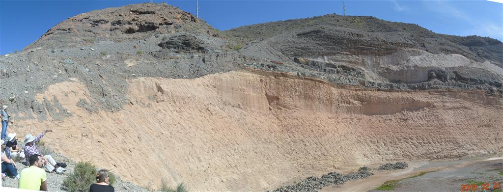 Contacto entre las ignimbritas no soldadas de la Formación Fonolítica y los depósitos sedimentarios de la Formación Detrítica de Las Palmas, visto desde el Oeste, en las inmediaciones de Arguineguín.