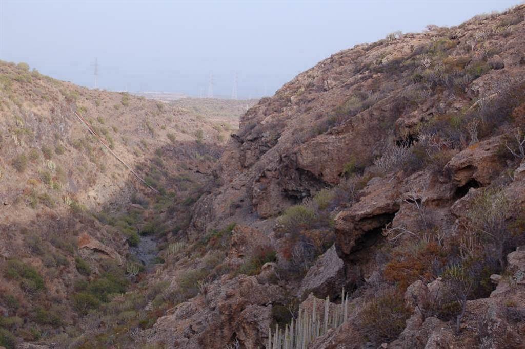 Abona DAD e Ignimbrita Ganige de la formación El Helecho aflorantes en la margen derecha del Barranco de Guindas-Barranco del Valle, Chimiche.