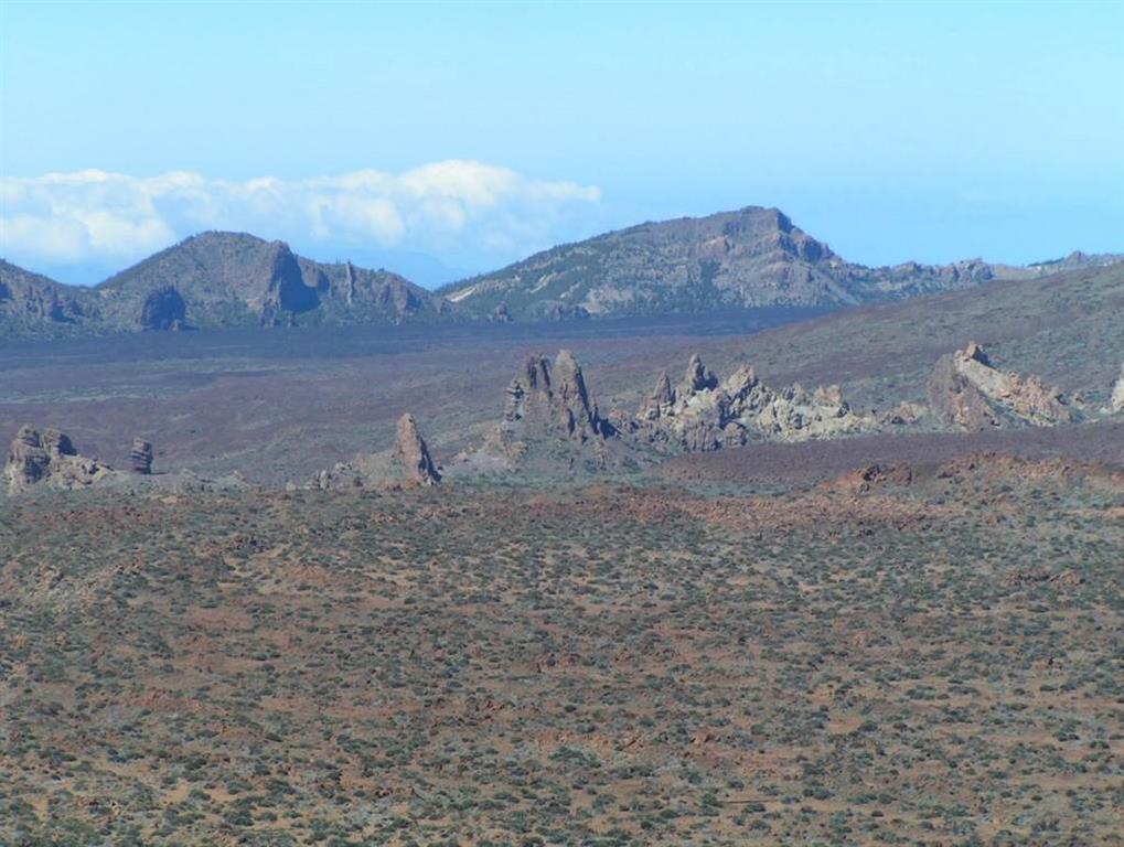 Vista general de los Roques de García separando las depresiones de las Calderas de Guajara (en primer término) y Ucanca (al fondo). En último término se observa el sector oeste de la pared de la caldera de Las Cañadas.