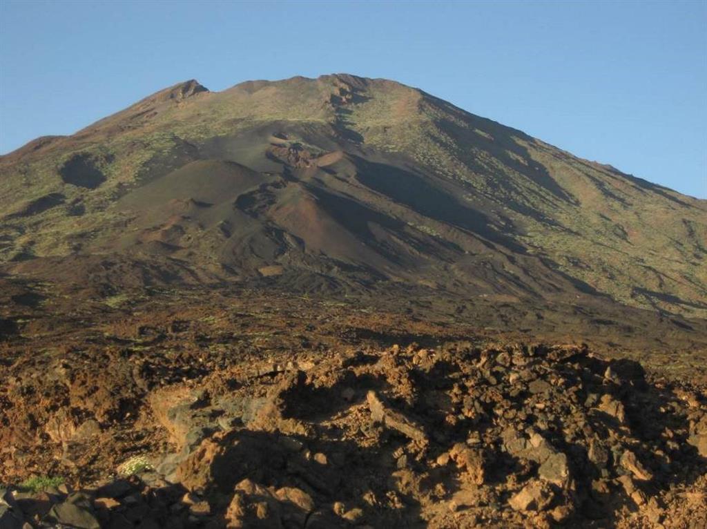 La erupción de 1798 se desarrolla en una fisura con marcados cambios altitudinales en el flanco SW del estratovolcán de Pico Viejo