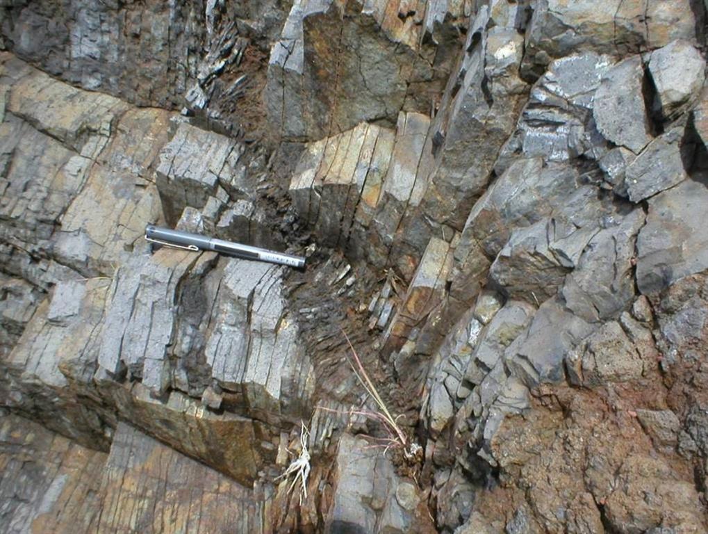 Detalle de deformación en un dique que corta los depósitos del edificio mioceno de Anaga.