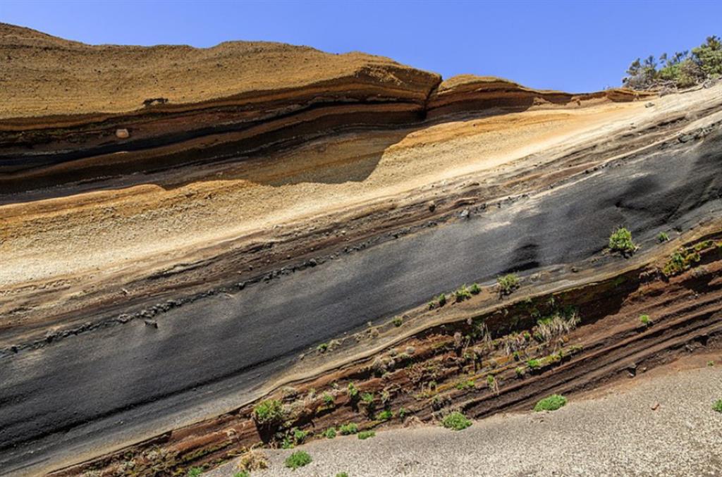 Los depósitos piroclásticos claros, de composición fonolítica, están relacionados con la actividad del edificio Cañadas, mientras que los oscuros son depósitos de caída de erupciones basálticas fisurales ocurridas en la zona de la cabecera del valle de La Orotava.