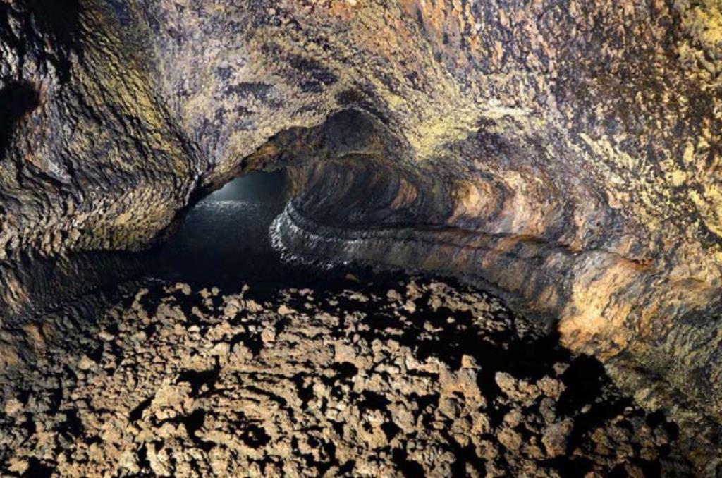 Vista de la morfología de una galería de la Cueva del Viento, en el que destaca las marcas de la colada de lava y suelo escoriáceo