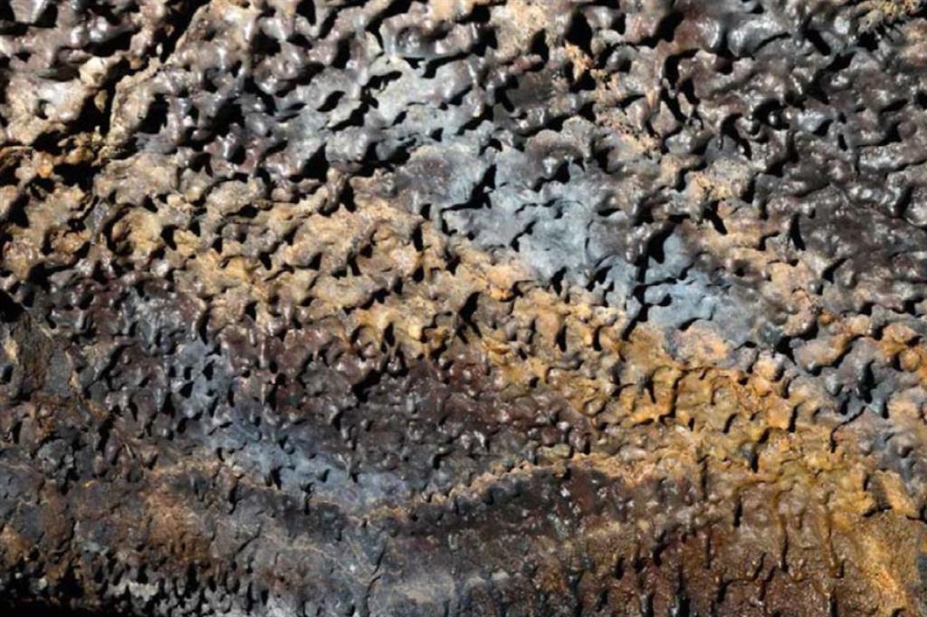 Detalle de las salpicaduras de lava o estafilitos que caracterizan el techo de grandes tramos de la Cueva del Viento