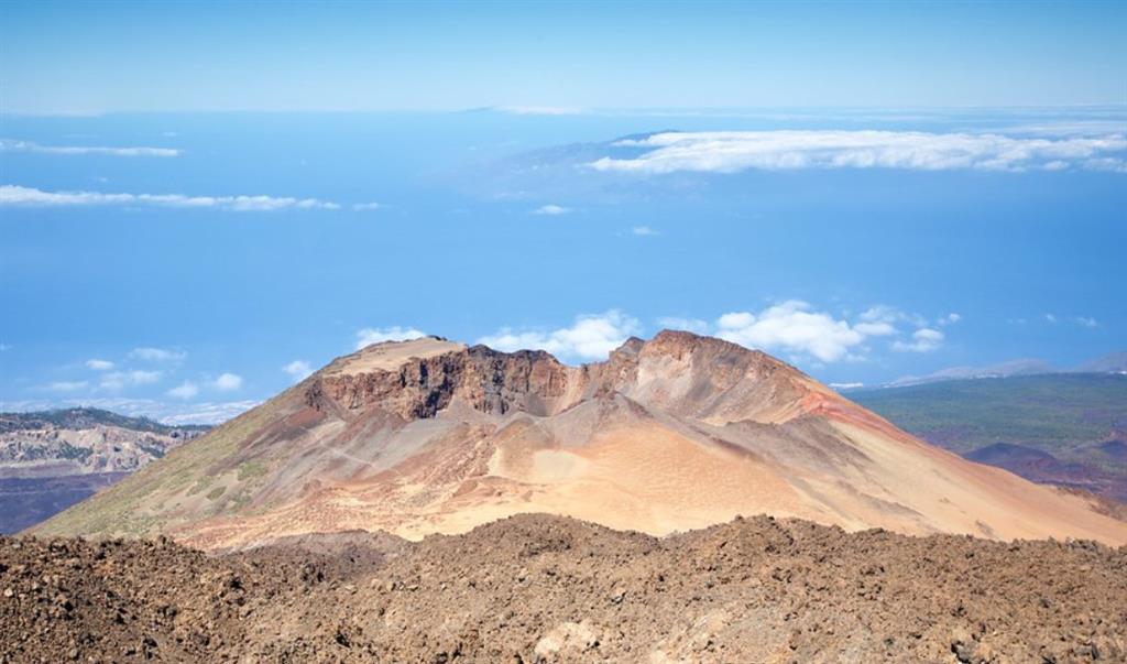 Vista de la cima del estratovolcán Pico Viejo desde el pico del Teide.
