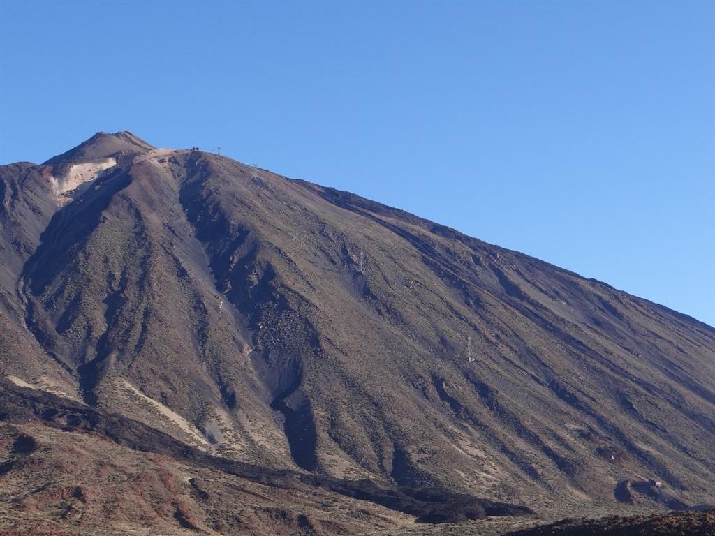Vista del pico del Teide y sus lavas negras de composición fonolítica