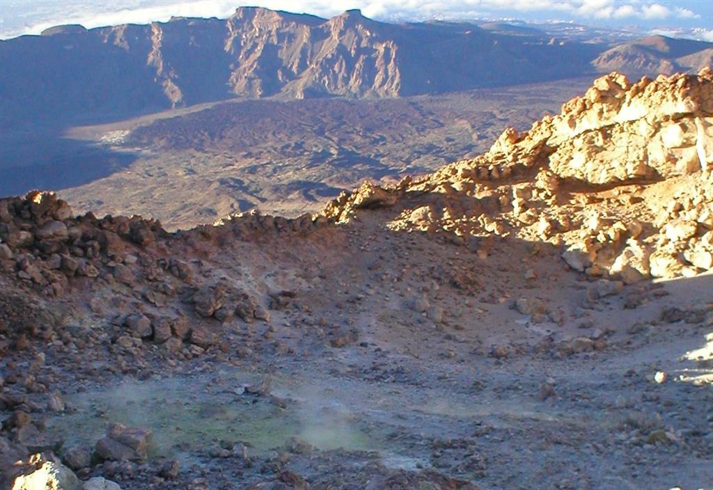 Gases fumarólicos y precipitados de azufre en el interior del cráter del Teide. Al fondo se observa la pared de la caldera de Las Cañadas en la zona de Guajara.